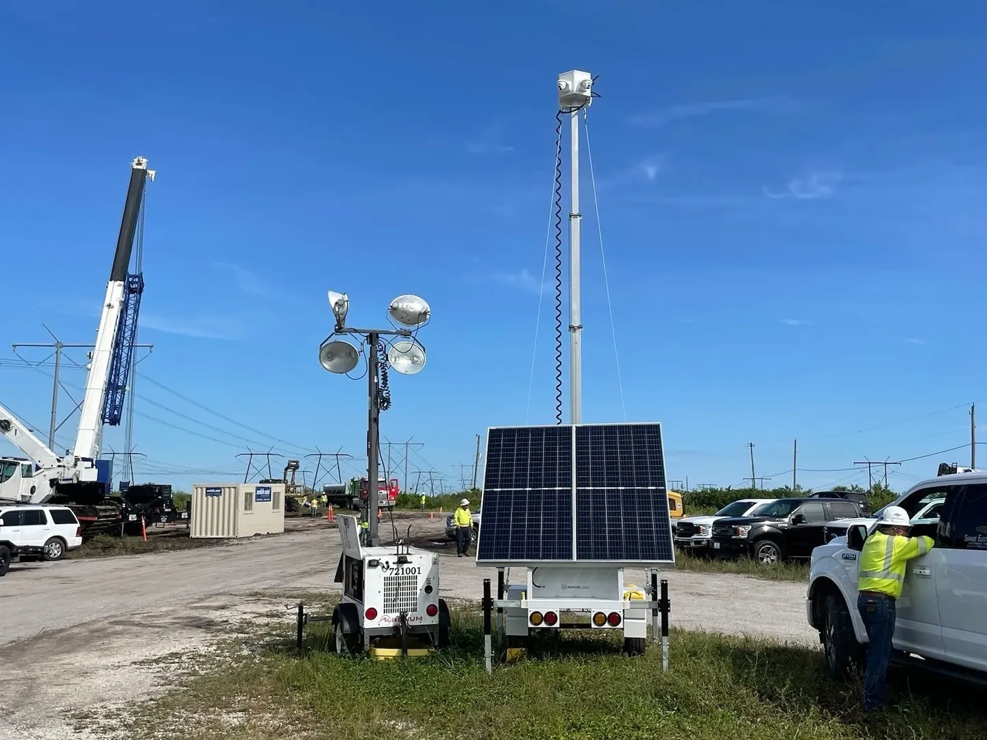 A solar powered light tower on the side of a road.